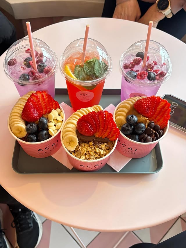 Açai bowls with granola and berries