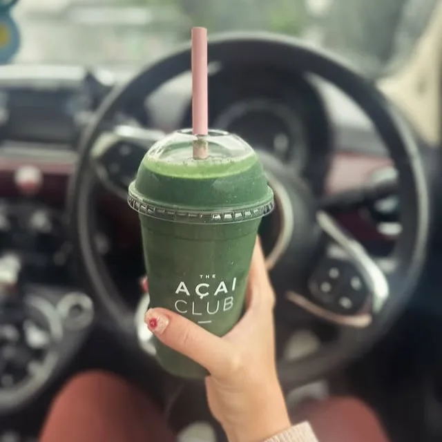 Green smoothie packed with nutrients from The Açai Club